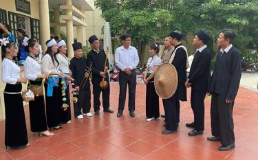 Đồng chí Lò Văn Vy (đứng giữa) trao đổi với người dân về việc phát huy giá trị bản sắc văn hóa dân tộc.