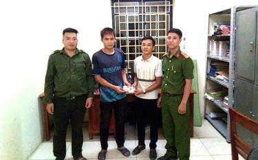 Anh Quốc Văn Thiều (áo phông xanh, thứ hai từ trái qua) trực tiếp trao số tiền 5,6 triệu đồng cho anh Hoàng Văn Khánh qua sự hỗ trợ tìm của Công an xã Lâm Thượng.
