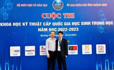 Vũ Thanh Bình (áo vest đen) tham gia Cuộc thi sáng tạo trẻ quốc gia.
