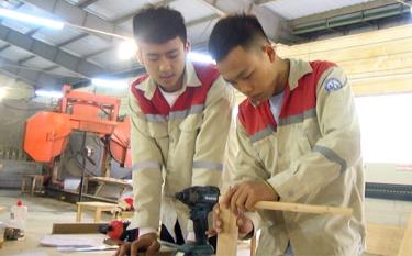 Labourers participate in a training course on carpentry, one of the professions in which training courses are organised under labour export orders at Yen Bai College.