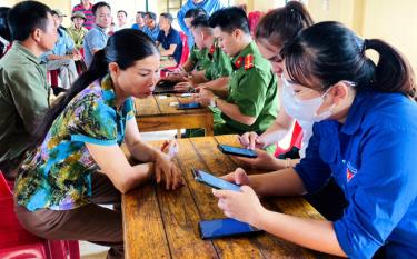 Local people in Bao Dap commune guided to install Yen Bai-S application