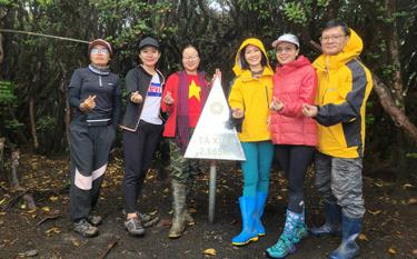 Tourists conquer Ta Xua, one of the highest peaks in Vietnam at 2,865 metres.