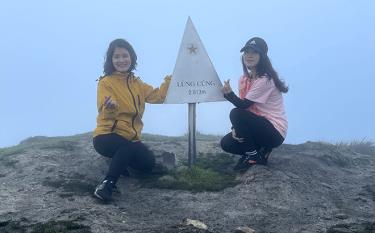 Lung Cung peak, at an altitude of 2,913 metres, is one of the top 15 highest peaks in Vietnam.