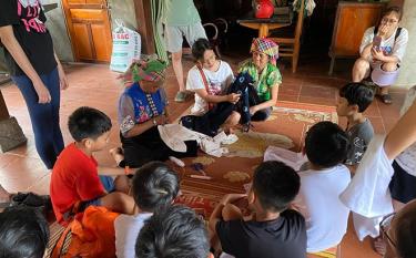Cao Pha people guide campers to participate in indigo fabric dyeing summer camp
