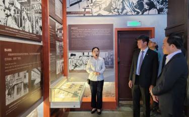 Deputy Prime Minister Tran LuuQuang (R) and Chairman of the Yen Bai People's Committee Tran Huy Tuan visit the President Ho Chi Min relic site in Kunming city.