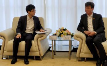 Chairman of the Yen Bai provincial People’s Committee Tran Huy Tuan talks to Jason Choi, a leader of the Sunwah Group.