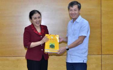 Ngo Hanh Phuc, Vice Chairman of the provincial People’s Committee, presents VUFO President Nguyen Phuong Nga with a book on the land and people of Yen Bai.