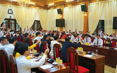 Các đại biểu dự Hội nghị lần thứ Nhất, Ban Chấp hành Đảng bộ tỉnh khóa XIX biểu quyết nhất trí thông qua danh sách bầu Ban Thường vụ Tỉnh ủy khóa XIX, nhiệm kỳ 2020 - 2025.