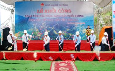 Chairman of the Yen Bai People’s Committee Do Duc Duy, other leaders of the province, the investors and contractors of the two projects participate in a groundbreaking ceremony.