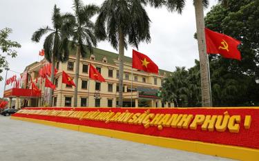Thành phố Yên Bái rực rỡ cờ hoa chào mừng Đại hội đại biểu tỉnh Yên Bái lần thứ XIX.