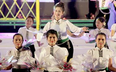 Girls of Thai Muong Lo in Nghia Lo gracefully perform a traditional “xoe” dance.