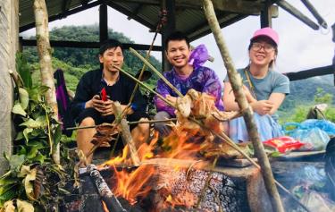 Tourists experience the daily life of Mong people in Mu Cang Chai.