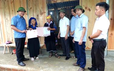 Lãnh đạo huyện Mù Cang Chải trao sổ đỏ và nhà ở cho hộ gia đình bà
Giàng Thị Chù thuộc diện hộ nghèo đặc biệt khó khăn ở xã La Pán Tẩn.