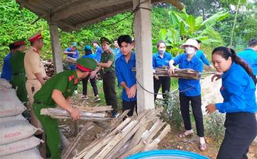 Đoàn viên thanh niên khối các cơ quan huyện Trấn Yên giúp các gia đình chính sách ở xã Quy Mông chỉnh trang nhà ở.