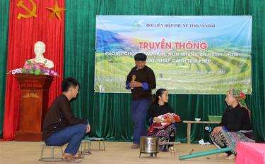 Theatrical plays educate Mu Cang Chai people against child and consanguineous marriage, and illegal immigration.