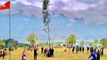 Toàn cảnh Lễ hội Gầu Tào được tái hiện tại H’Mong Village.