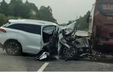 Hiện trường vụ tai nạn chắn ngang tuyến cao tốc Nội Bài - Lào Cai.