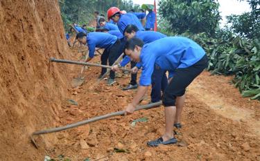 Đoàn viên thanh niên huyện Văn Yên tham gia mở đường tại thôn Quyết Tiến, xã Xuân Ái.