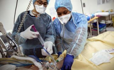 Nhân viên y tế điều trị cho bệnh nhân COVID-19 tại bệnh viện ở Paris, Pháp.