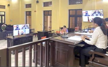 Phiên tòa xét xử trực tuyến tại Tòa án nhân dân thành phố Yên Bái.