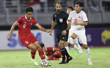Pha tranh bóng giữa các cầu thủ U20 Việt Nam (áo trắng) và U20 Indonesia.