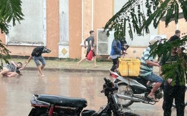 Những người chạy trốn khỏi casino ở Campuchia trong cơn mưa lớn. (Ảnh chụp màn hình)