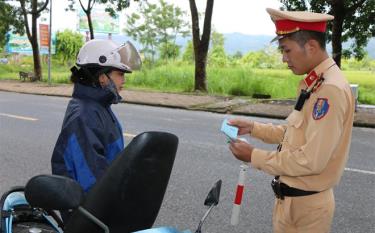 Lực lượng Cảnh sát giao thông trật tự Công an thị xã Nghĩa Lộ túc trực 24/24 giờ, đảm bảo an toàn giao thông dịp lễ hội.