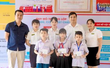 Phó Chủ tịch UBND, Chủ tịch Hội Khuyến học xã Tuy Lộc - Nguyễn Hồng Phong (ngoài cùng bên trái) cùng nhà tài trợ trao quà cho học sinh có hoàn cảnh khó khăn trên địa bàn xã.