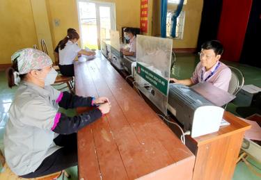 Cán bộ tín dụng Ngân hàng Chính sách xã hội huyện Yên Bình giao dịch tại xã Mông Sơn.