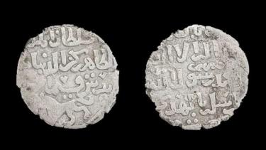 Hai đồng bạc gần 1.000 năm tuổi được tìm thấy phía sau một ngôi đền ở Ai Cập.