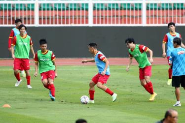 Các tuyển thủ Việt Nam tập luyện chuẩn bị cho trận gặp Singapore