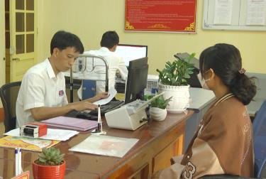 Người dân phường Tân An, thị xã Nghĩa Lộ được giải quyết thủ tục hành chính tại Bộ phận Phục vụ hành chính công phường Tân An.