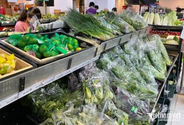 Nhiều người lo ngại về vấn nguồn gốc xuất xứ rau xanh trong siêu thị.