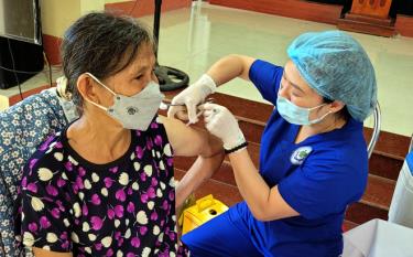 Đến nay, toàn tỉnh Yên Bái có 520.299 người từ 18 tuổi trở lên đã tiêm vắc xin phòng Covid-19 liều cơ bản.
