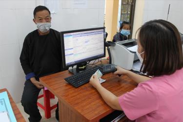 Người dân sử dụng căn cước công dân gắn chíp khi đi khám bệnh tại Trung tâm Y tế huyện Mù Cang Chải.