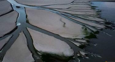 Ảnh chụp từ trên không cho thấy tình trạng khô hạn tại hồ Bà Dương, tỉnh Giang Tây, Trung Quốc ngày 28/8.