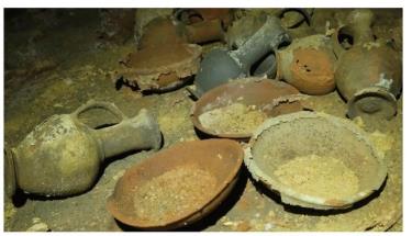 Đồ gốm được tìm thấy trong hang động được cho là chôn cùng với những người đã khuất.