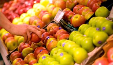 Người tiêu dùng cần kiểm tra kỹ thông tin về hoa quả nhập khẩu để tránh mua phải những mặt hàng không rõ nguồn gốc.