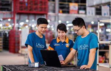 Nhân viên làm việc tại kho hàng của Công ty TNHH Thương mại điện tử Lazada Việt Nam.