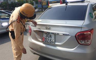 CSGT lật tẩy hành vi che biển số của một xe taxi tại Hà Nội.