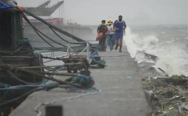 Lực lượng cứu hộ kiểm tra các cư dân sống trong khu ổ chuột ven biển của Tondo khi bão Noru tiếp cận Manila, Philippines, ngày 25/9.