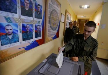Binh sĩ bỏ phiếu trưng cầu dân ý về việc sáp nhập vào Nga tại một đơn vị quân sự ở Lugansk, miền Đông Ukraine