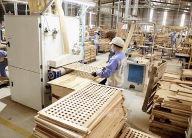 Sản xuất đồ gỗ xuất khẩu sang thị trường Mỹ tại Công ty Triệu Phú Lộc (Bình Dương). Ảnh tư liệu