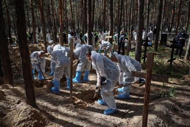 Các nhân viên điều tra ứng cứu Ukraine tại một địa điểm được cho là khu chôn cất hàng loạt tại thị trấn Izium.