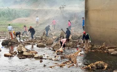 Nhân dân xã Tân Hợp, huyện Văn Yên thu gom rác thải tại các sông suối trên địa bàn.