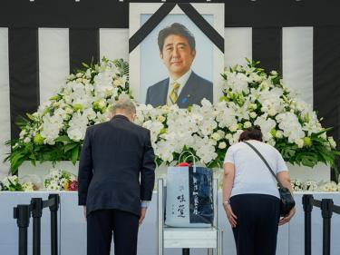 Người dân Nhật Bản đặt hoa tưởng niệm cựu Thủ tướng Abe.