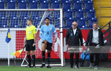 Hậu vệ Ronald Araujo dính chấn thương ngay đầu trận giao hữu giữa Uruguay và Iran.