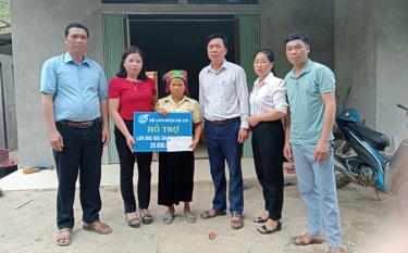 Lãnh đạo Hội Phụ nữ huyện Văn Yên trao tiền hỗ trợ làm nhà 