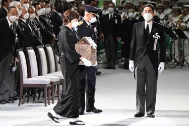 Thủ tướng Nhật Bản Kishida Fumio tiếp nhận hũ tro cốt của ông Abe từ bà Akie Abe.