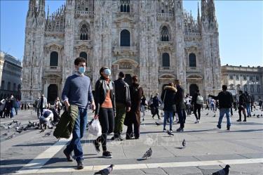 Người dân đeo khẩu trang phòng dịch COVID-19 tại Milan, Italy. Ảnh tư liệu